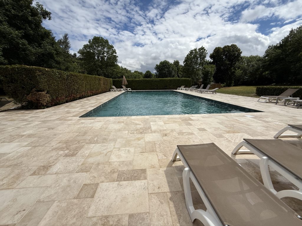 GEOSOLS a réalisé une pose de  CARRELAGE sur  une plage de piscine à Montauban. GEOSOLS CARRELAGE